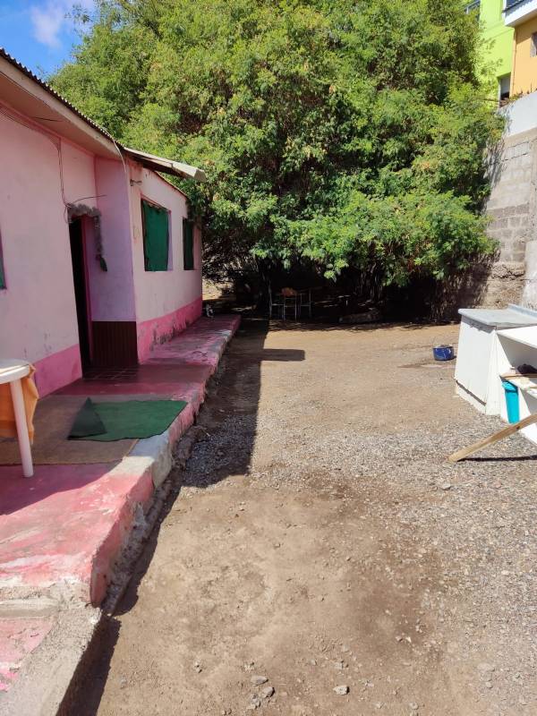 SE VENDE TERRENO 400M2 - MUY CENTRAL...                            